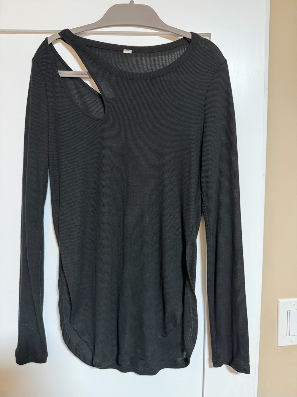 ALO Yoga Ribbed Peak Long Sleeve Top - Black
